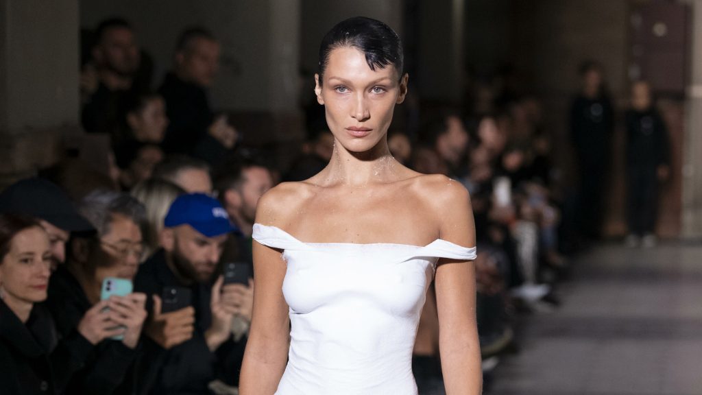 El increíble futuro de la moda está en manos de la inteligencia artificial y ya está aquí: llega el vestido interactivo