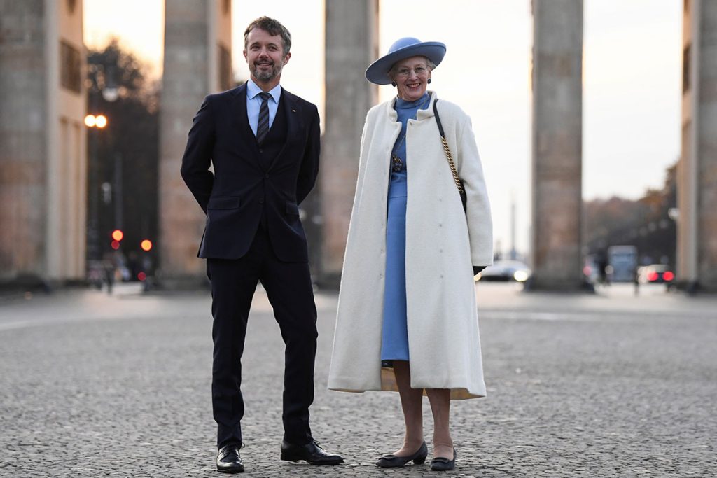 La Reina Margarita con su hijo, Federico de Dinamarca, en Berlín. 