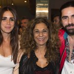 Lolita Flores posa junto a sus dos hijos, Elena y Guillermo Furiase