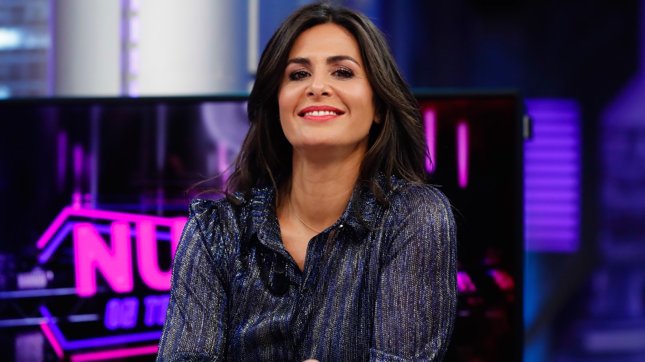 Nuria Roca con una camisa de lentejuelas de Mango