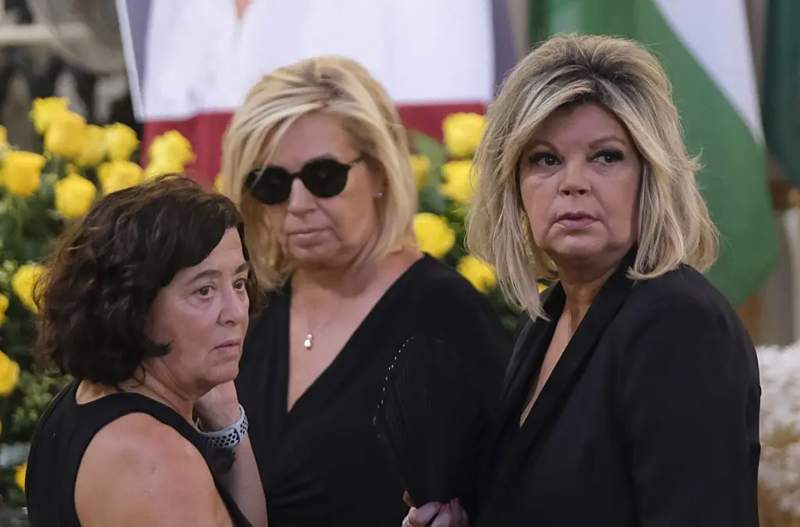 Terelu Campos y Carmen Borrego en el tanatorio de María Teresa Campos
