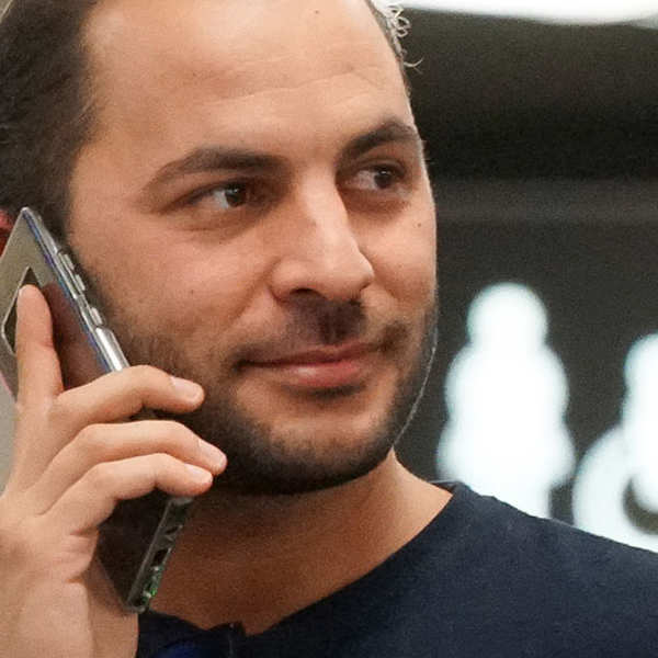 Antonio Tejado haciendo una llamada