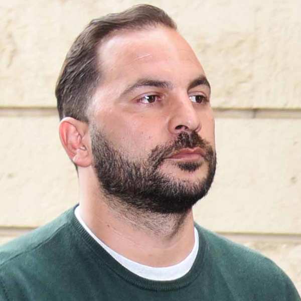 Antonio Tejado aparece serio y sin mirar a nadie antes de declarar ante el juez