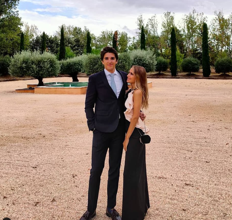 Javier García-Obregón y Eugenia Gil Muñoz posan durante una boda. 
