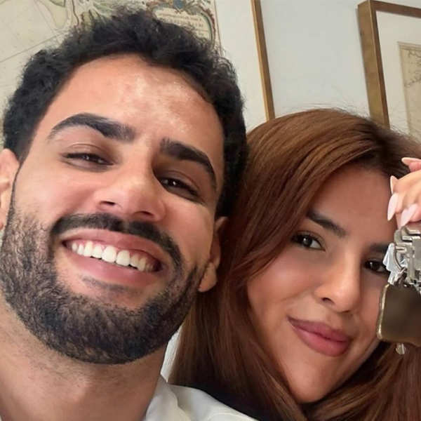 Asraf Beno e Isa Pantoja con las llaves de su casa