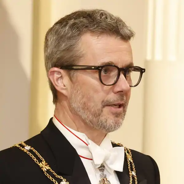 Federico de Dinamarca con un micrófono