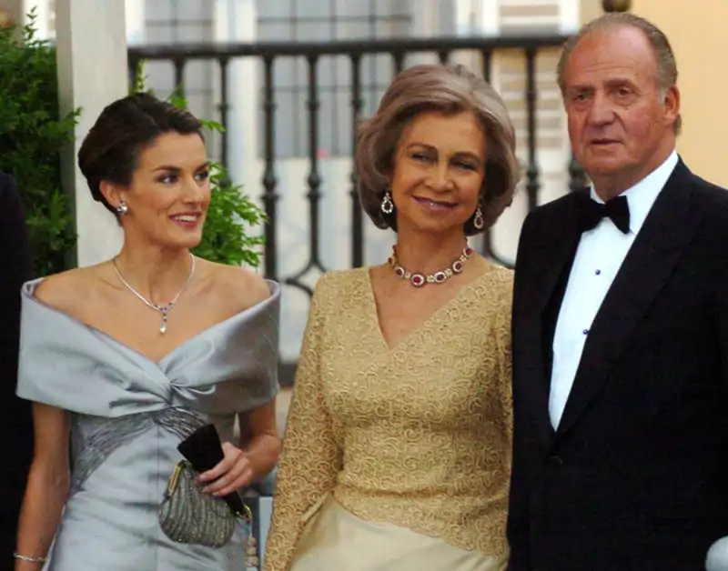 La Reina Sofía, entre el Rey Juan Carlos y Doña Letizia, en la cena previa a su boda