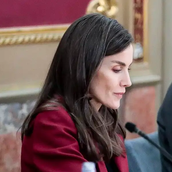 Los Reyes Felipe y Letizia serios