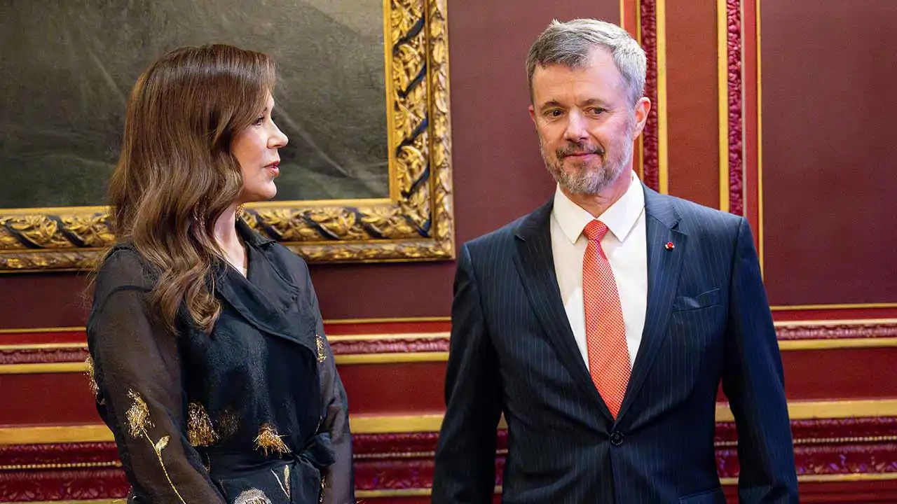 María José Verdú, experta en protocolo y etiqueta, carga duramente contra Federico de Dinamarca por su falta de modales: "Parece que está de cañas"