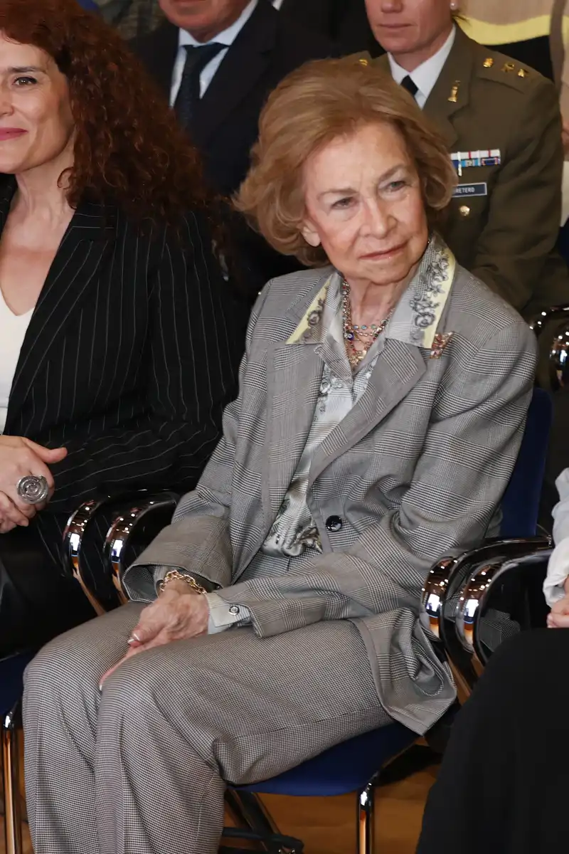 La Reina Sofía apuesta por un traje a cuadros con camisa a juego en su último acto en Madrid 