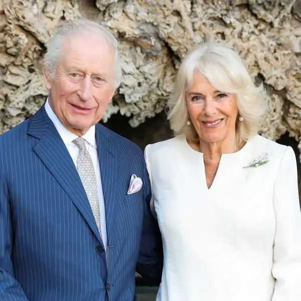 Los Reyes Carlos III y Camilla posan por su 20 aniversario de boda