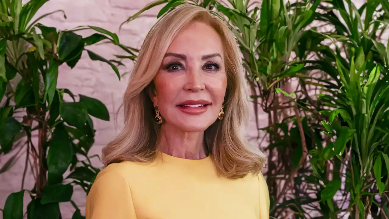 Encontramos en Lefties el traje 'amarillo mantequilla' que acaba de estrenar Carmen Lomana: barato, tendencia de primavera y súper favorecedor