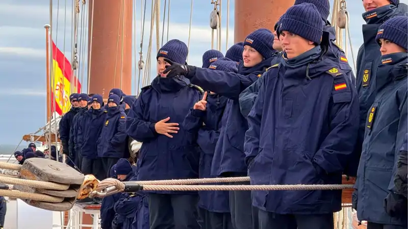 La Princesa Leonor con sus compañeros en la cubierta de Elcano