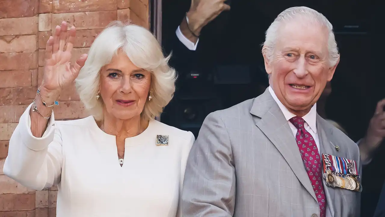 La Reina Camilla y el Rey Carlos con gestos sonrientes