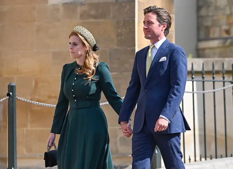 Beatriz de York vestida de verde junto a su marido, Edoardo Mapelli