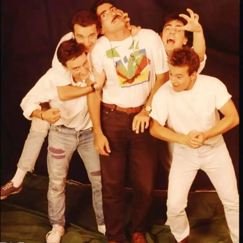 Juan Y Medio junto a los Hombres G