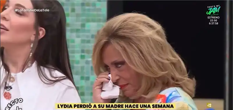 Lydia Lozano no puede contener las lágrimas al recordar a su madre en ‘La familia de la tele’: “Estoy aquí por ella’