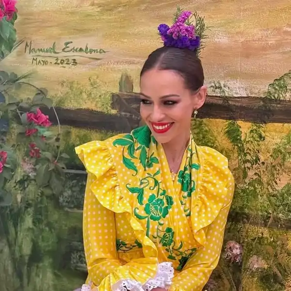 Eva González posa en su rincón favorito de la casa de Vicky Martín Berrocal en El Rocío: con murales pintados, plantas y una escultura