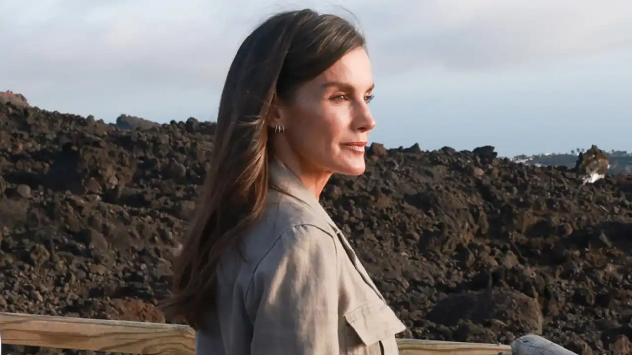 Está triunfando en Zara la sahariana favorita de la Reina Letizia: fresquita, versátil y elegante