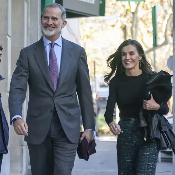 Felipe y Letizia hacen piña con la familia Borbón en el 60 cumpleaños de la Infanta Elena