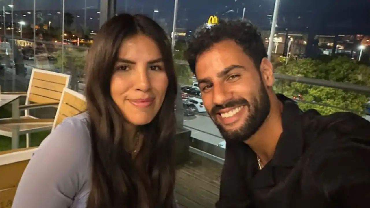 Isa Pantoja y Asraf Beno en un restaurante cenando sushi